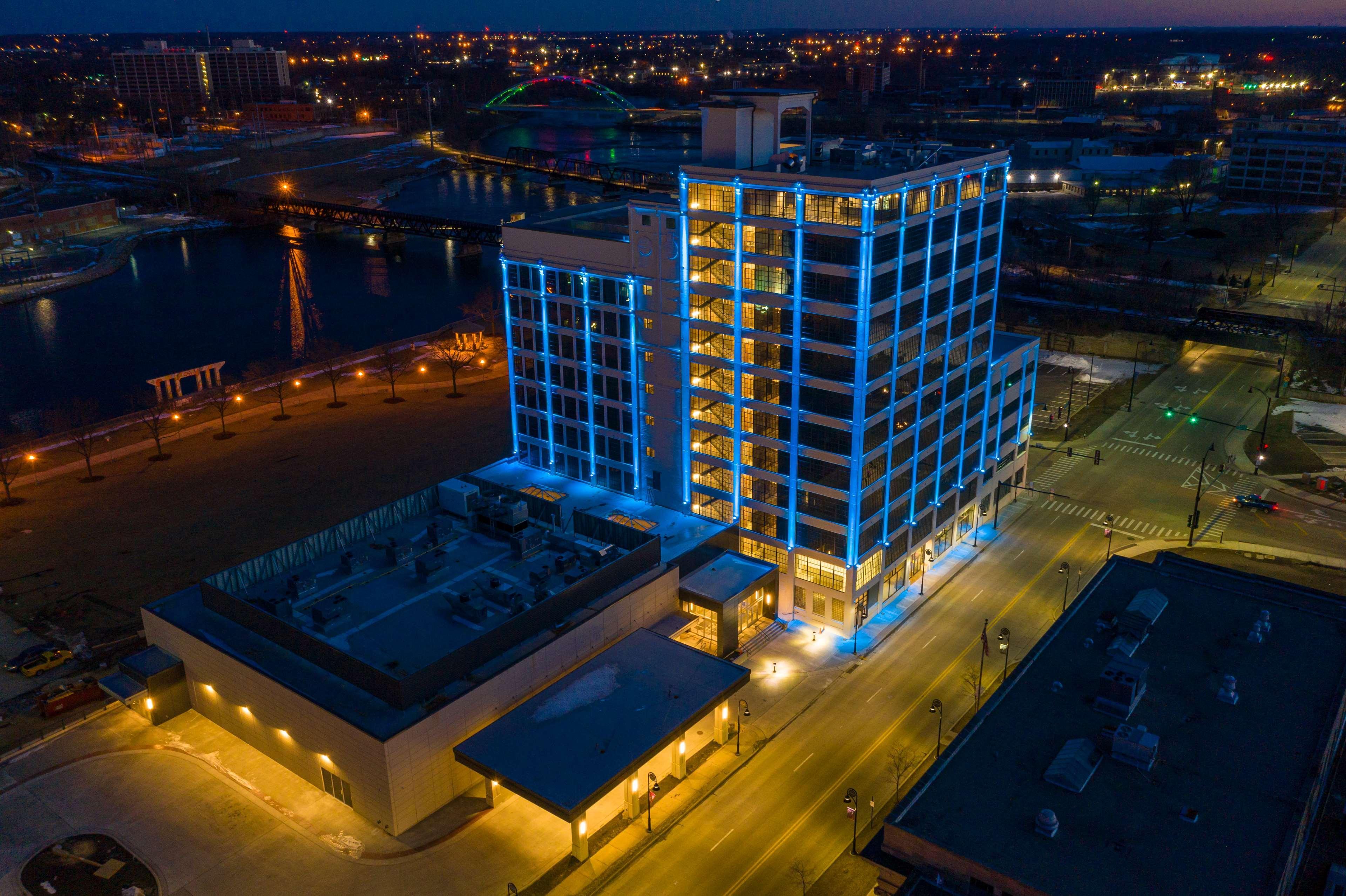 Embassy Suites By Hilton Rockford Riverfront Exterior photo